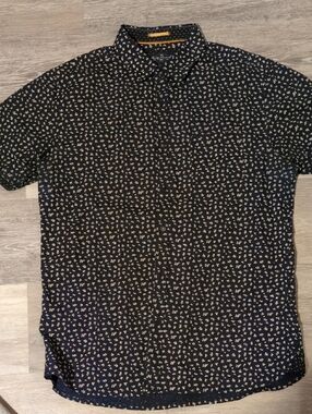 Casual Navy Short-Sleeve Button-Down Shirt with Small White Print